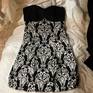 Strapless black and white dress Size zero but fits a size 2